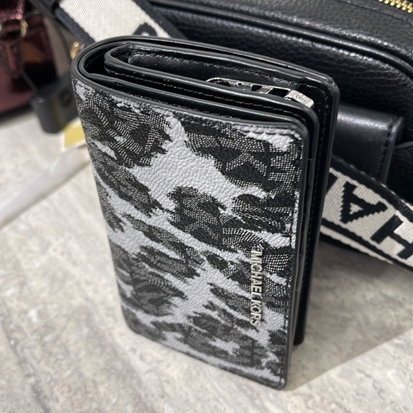 Michael Kors Empire Medium Leopard Logo Wallet
COLOR BLACK COMBO
NWT - Picture 1 of 16